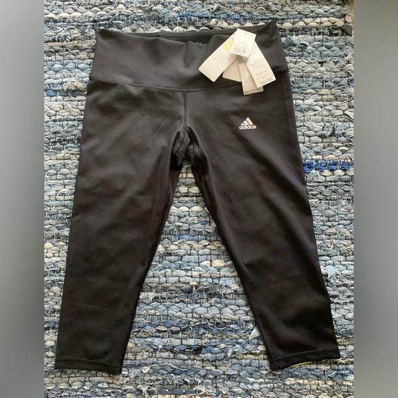 🆕Adidas Women’s Techfit Medium Compression Capri Tights Size M - Picture 2 of 5